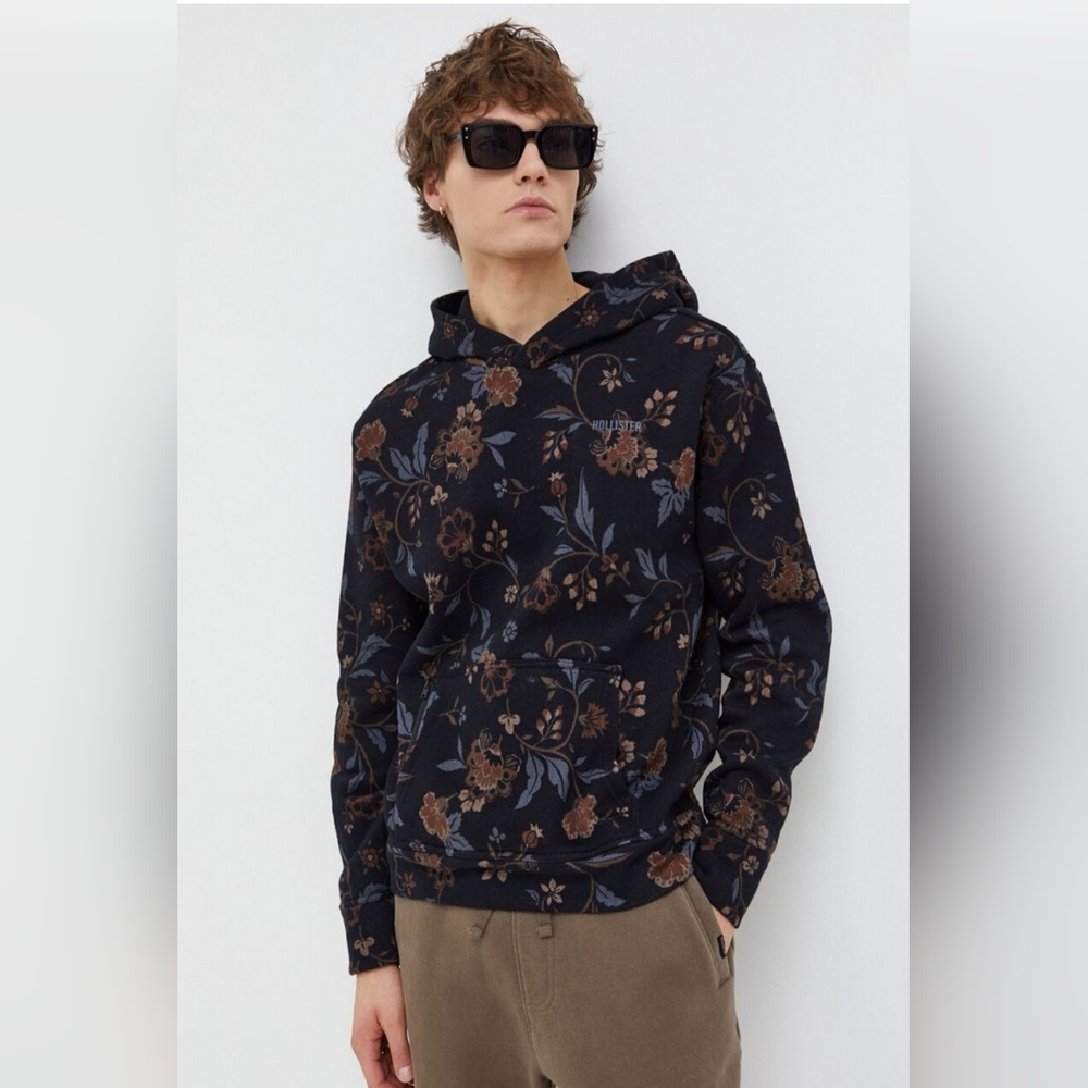 Hollister Black Hoodie with Soft Fabric and Relaxed Fit